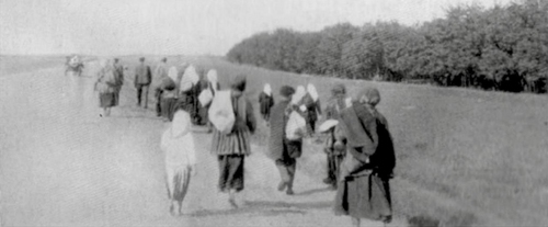 Голодні селяни залишають село в пошуку їжі в місті, 1933 рік. Фото з колекції Кардинала Теодора Інніцира (Архів Віденської Дієцезії). Знімок зробив австрійський інженер А. Вінербергер, який працював в СРСР