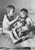 Діти Голодомору. Фото 1933 року зі збірки Кардинала Теодора Інніцера, голови міжнародного фонду допомоги населенню України, що голодує