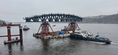 На мосту Метро виконують унікальний етап ремонту