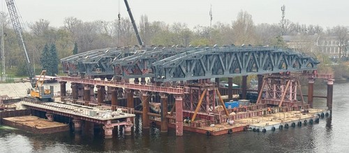 На мосту Метро виконують унікальний етап ремонту