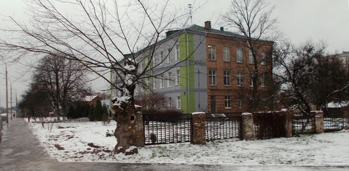 У школі на ДВРЗ ремонтують огорожу