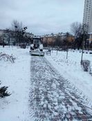 Сквери Дніпровського району розчищають від снігу