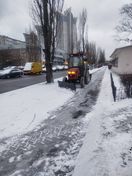 Сквери Дніпровського району розчищають від снігу