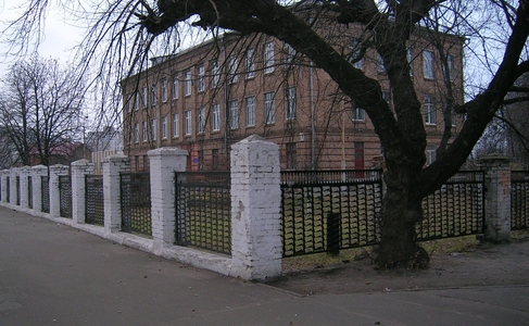 Колишня цегляна огорожа 103-ї школи на ДВРЗ