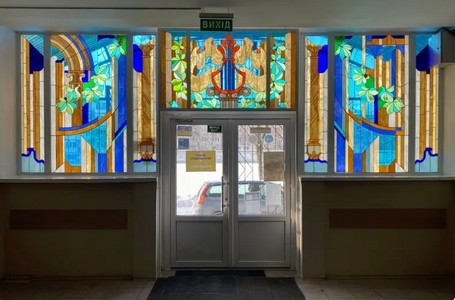 Музична школа на Воскресенці відновила вітраж, який ледь не знищили