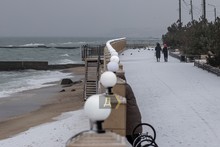 Як виглядають пустельні та засніжені пляжі Одеси