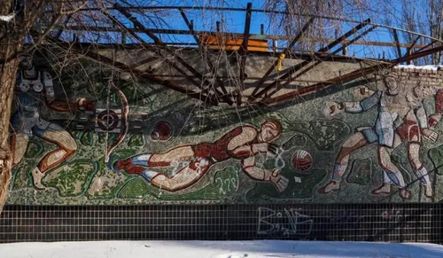 У Києві руйнується мозаїка на вході до стадіону «Схід»