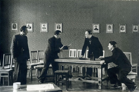 Б. В. Романицький (1-й зліва), В. М. Скляренко (2-й зліва) та інші актори на репетиції в Львівському театрі ім. Горького. Б/д.