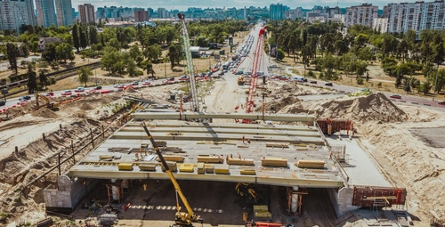 Продовжується будівництво шляхопроводу біля метро Чернігівська