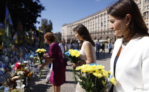У День відновлення Незалежності - квіти до народного меморіалу