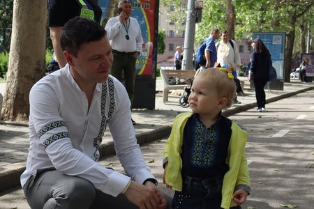 Яка різниця між дочкою і донькою?